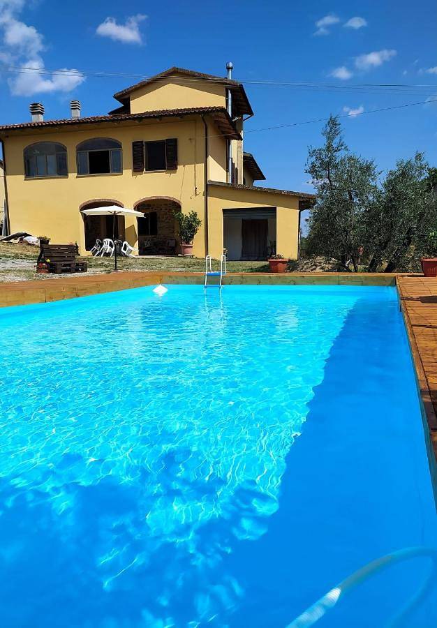 Agriturismo per 4 persone, con panorama e piscina nonché giardino, con animali domestici in Cavriglia