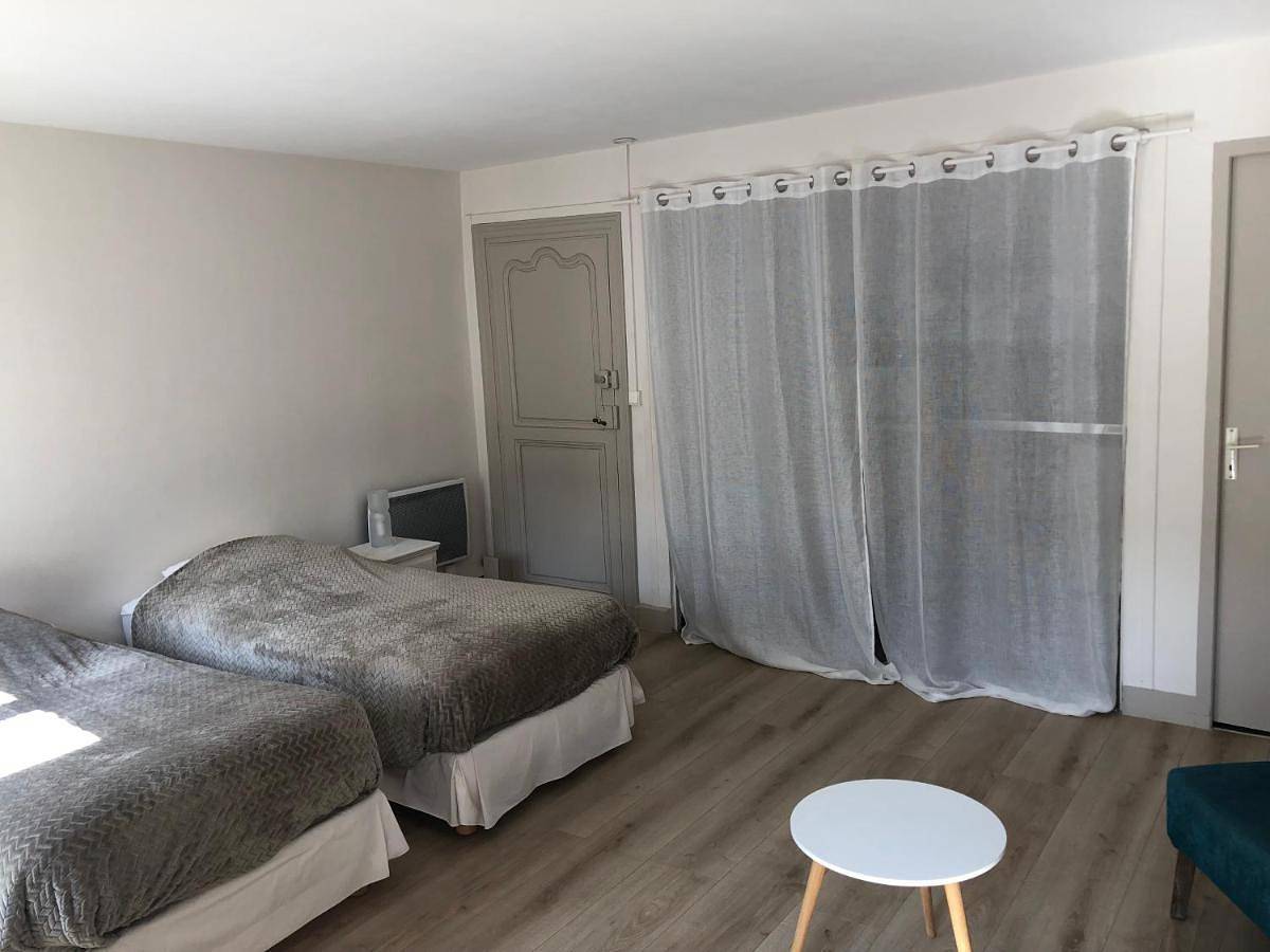 Double or Twin Room with Private Bathroom in Lectoure, Gers