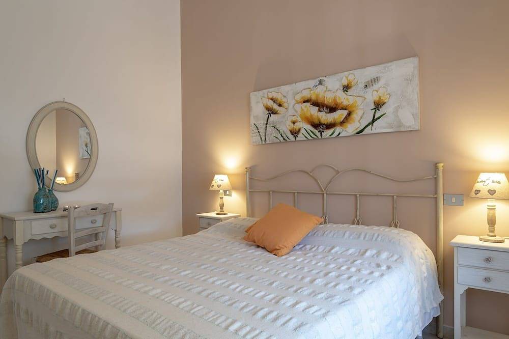 Stylish Trulli with Private Pool for 4 guests in Puglia in La Pergola, Bari Province