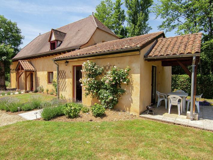 Location de vacances pour 4 personnes, avec Terrasse ainsi que Jardin et Piscine dans Périgord Noir