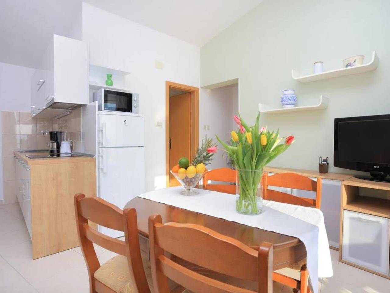 Ganze Wohnung, Apartments Roščić - Classic Two Bedroom Apartment with Balcony and Sea View in Podgora, Makarska Riviera