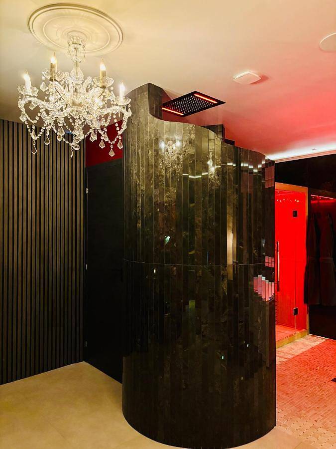 Gîte pour 2 personnes, avec jacuzzi ainsi que balcon et sauna à Chambly - 3
