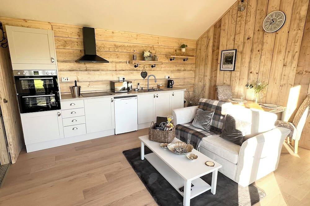 Warwick Lodge - Luxury 1 Bed Cabin with Private Hot Tub in Foston and Scropton, Derbyshire