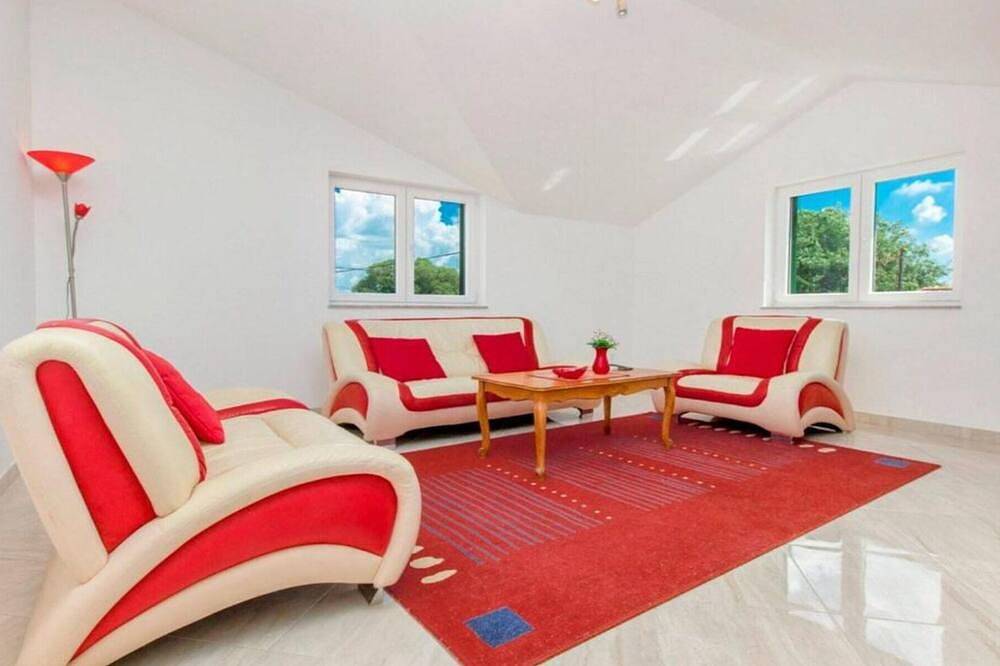 Four Bedroom Villa with the pool in Dalmatinisches Zagora