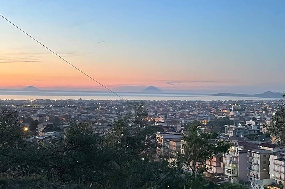 Splendida vista sulle isole Eolie e Capo di Milazzo, piscina, giardino e parking in Barcellona Pozzo di Gotto, Provincia di Messina