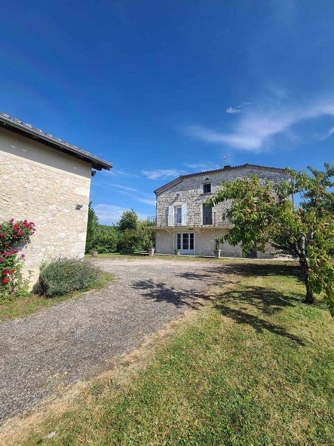 Gîte pour 5 personnes, avec Terrasse et Jardin ainsi que Piscine et Vue à Tournon-d'Agenais
