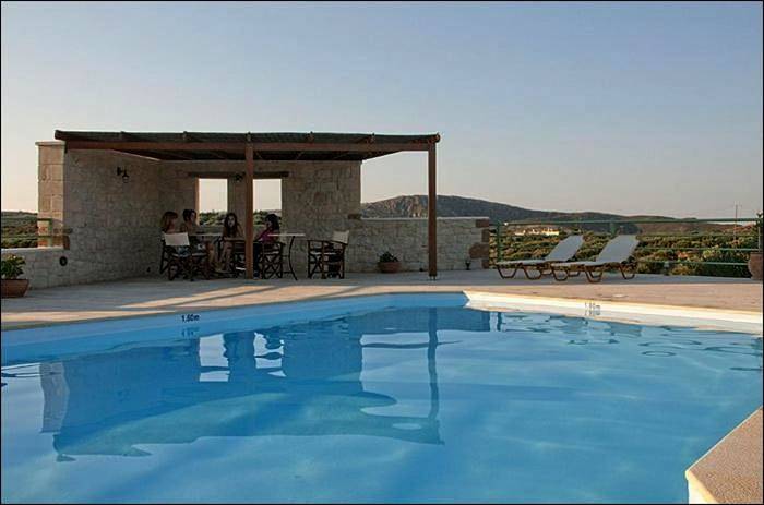 Location de vacances pour 5 personnes, avec jardin ainsi que piscine et vue dans Palekastron - 4