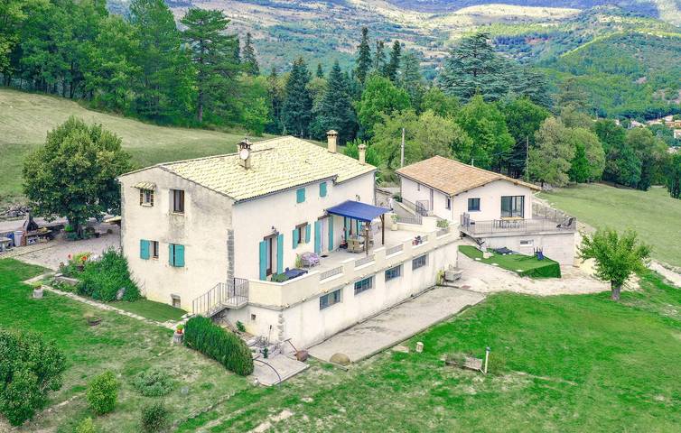 Location de vacances pour 10 personnes, avec terrasse et jardin à Noyers-sur-Jabron