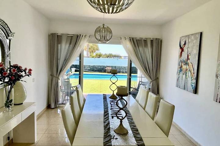 Beautiful 5 bedroom 4 bathroom villa. Newly decorated. Sleeps from 2-12 people in Playa Blanca, Yaiza