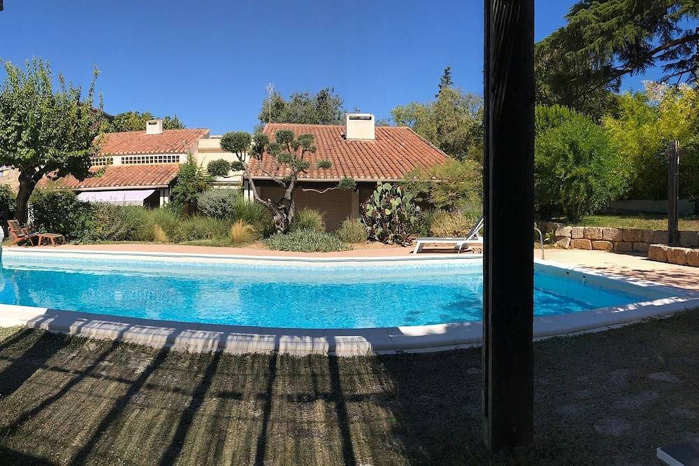 Stylish 6-bedroom villa in popular town near Nîmes and Montpellier in Gallargues-le-Montueux, Côte méditerranéenne (France)