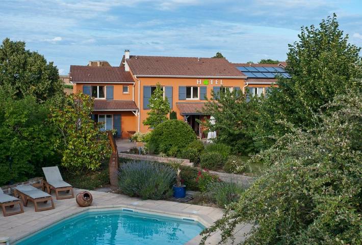 Hôtel, avec Terrasse et Jardin ainsi que Piscine et Vue