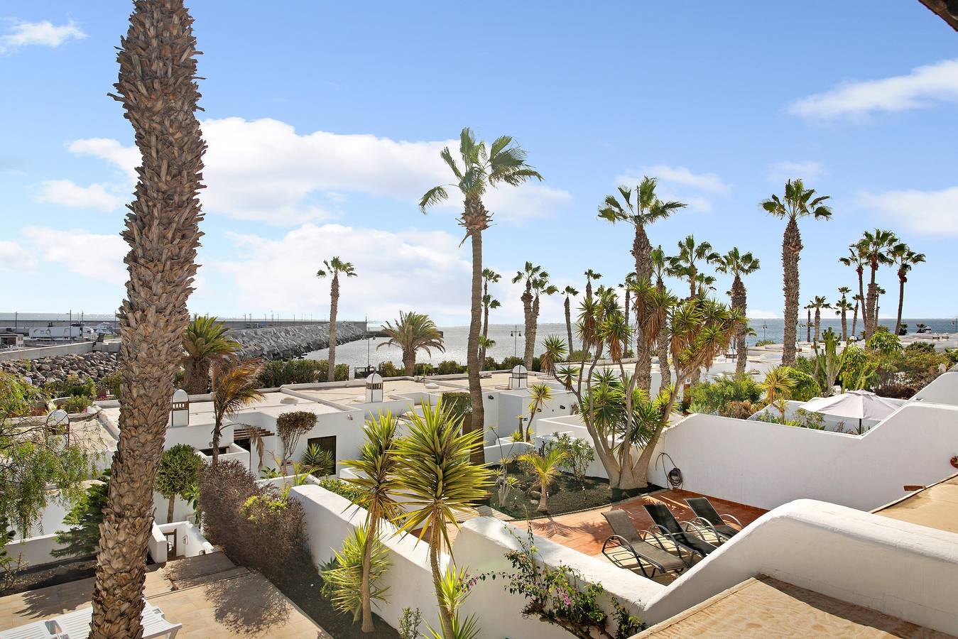 Apartamento entero, Apartamento Puerto Chico 1 con vistas al mar, jardín y piscina climatizada compartida in Playa Blanca, Yaiza