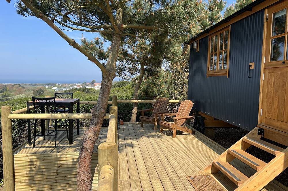 Seaside Bliss: Cosy Shepherd Hut with fire place, 10 mins from the beach in Guernsey