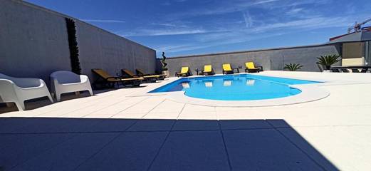 Location de vacances pour 3 personnes, avec vue ainsi que jardin et piscine dans Paços de Ferreira