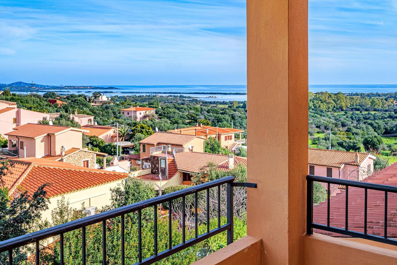 Entire apartment, Apartment 'Quadrilocale Le Colonne' with Sea View, Private Terrace and Air Conditioning in Li Mori, San Teodoro