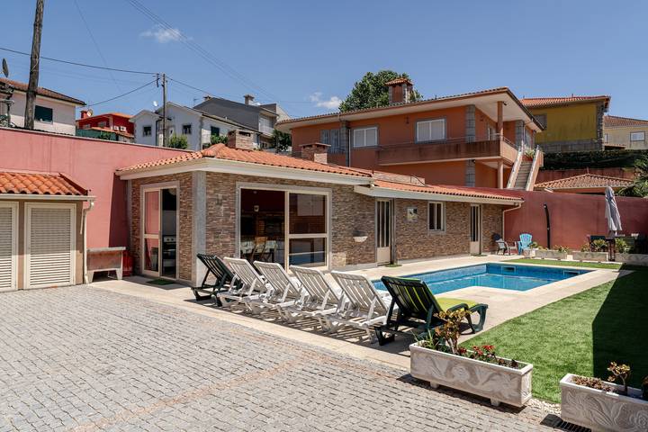 Villa 'Casa Da Carriça' con piscina privada, terraza privada y Wi-Fi in Airães, Distrito de Porto