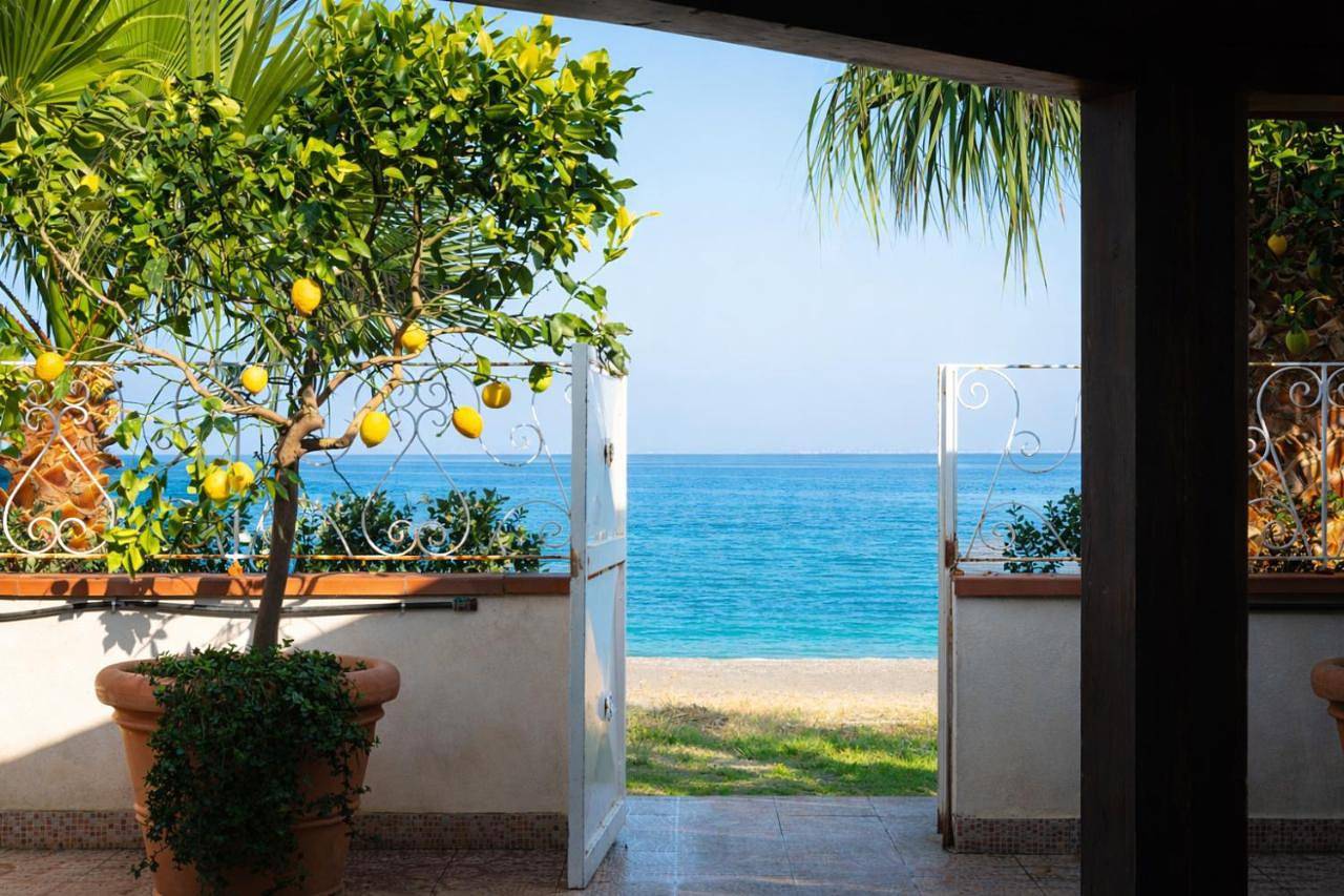 Sicily Mistral Marinello Villa fronte mare con accesso diretto in Patti, Province de Messina