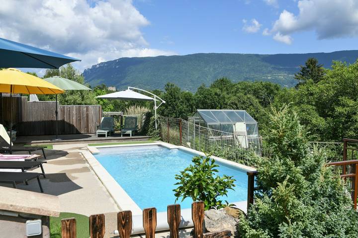 Chambre d'hôtes 'Noisette' avec vue sur la montagne, piscine partagée et Wi-Fi in Loisieux, Région de Chambéry
