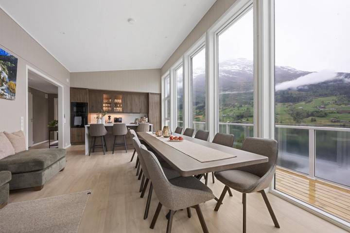 Villa for 10 personer, Balkong og Jacuzzi i tillegg til Terrasse og Sauna i Olden