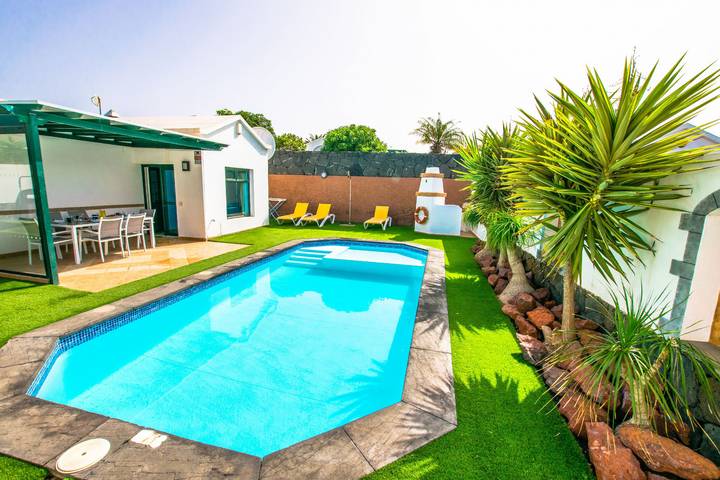 Chalet para 6 personas, con terraza además de piscina y jardín en Lanzarote