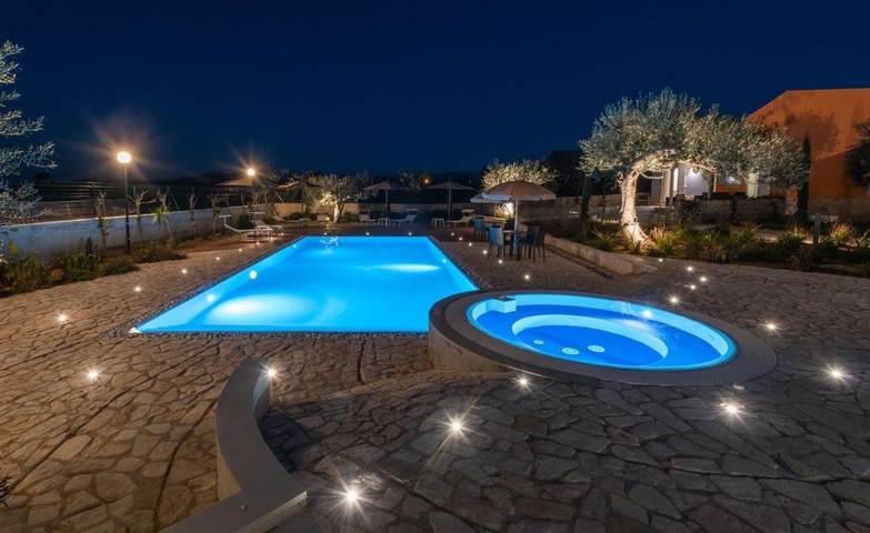 Ferienanlage für 5 Personen, mit Terrasse und Garten sowie Pool und Ausblick