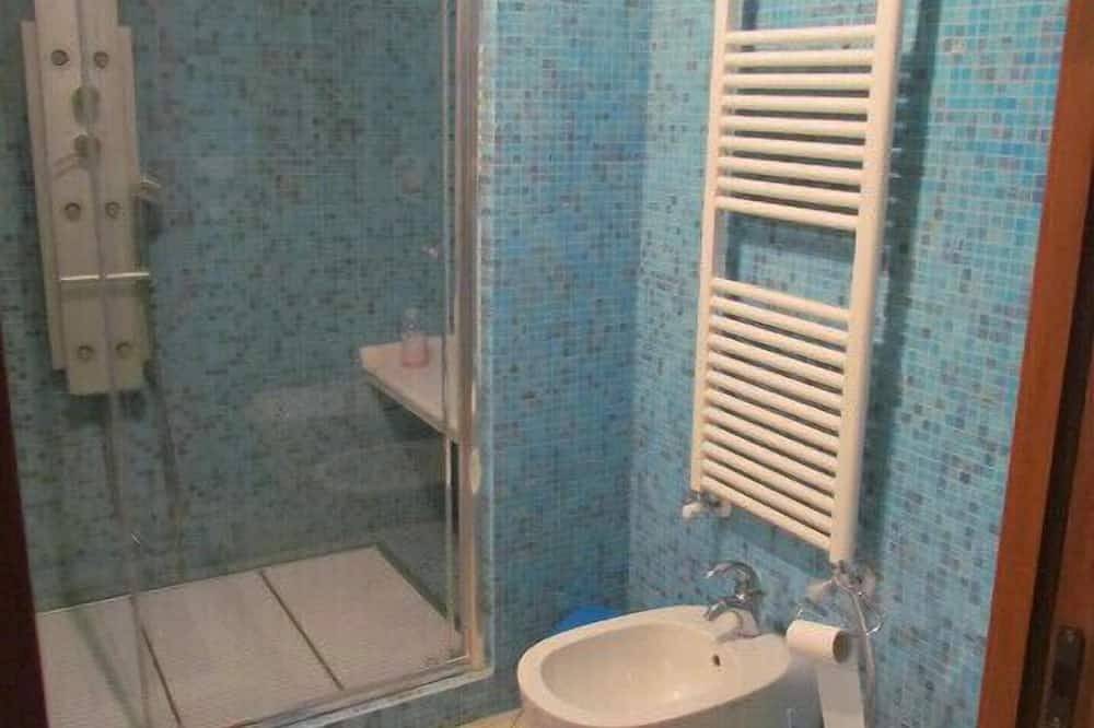 Ganze Wohnung, Alte umgebaute elegante 65 Mq Wohnung in der alten Mitte Endependant Eingang in Terracina, Pontinische Ebene