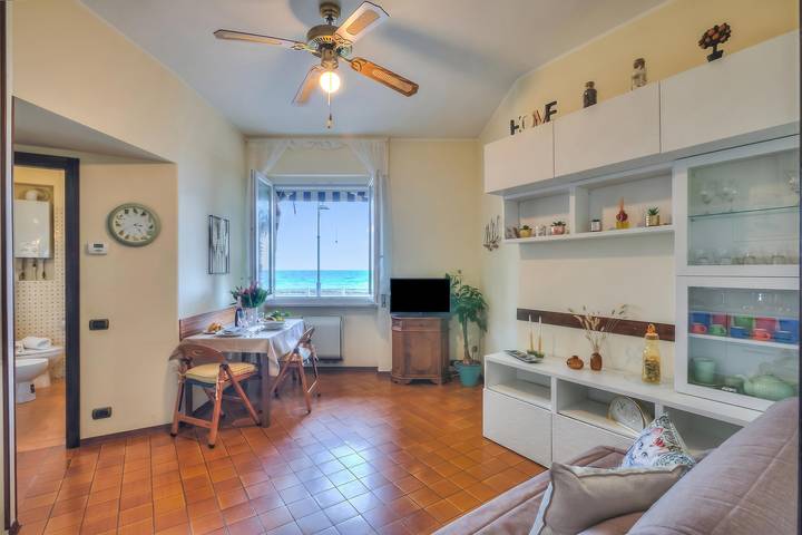 Appartamento intero, Mer Vivante - Front Beach with Balcony in Bagni Derna, Albenga