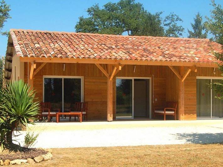 Gîte pour 4 personnes, avec terrasse ainsi que piscine et jardin
