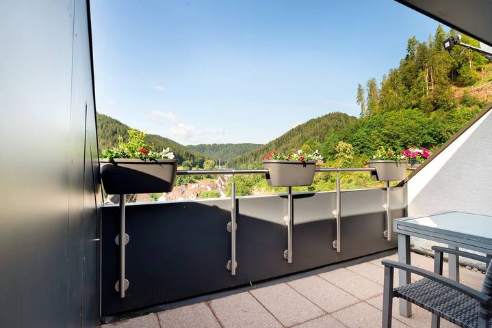 Hel lejlighed, Holiday Apartment "Haus Erika 2" with Private Terrace, Fitness Room and Sauna in Bad Teinach-Zavelstein, Nord Sortskoven