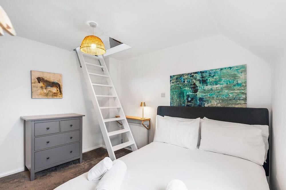 Central Horsham 5Br Home | Parking | Pets Allowed in Horsham, West Sussex