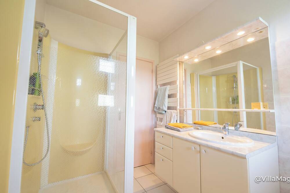 Villa with outbuildings close to the lake and shops. in Savines-le-Lac, Écrins National Park