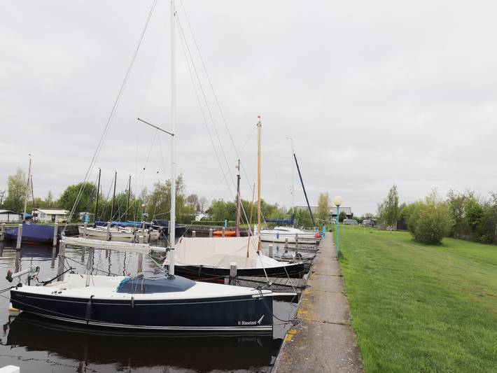 Hütte am Hegermeer mit Bootsverleih in Heeg, Ijsselmeer