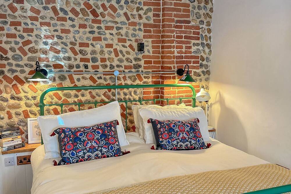 Nicholson Cottage  - sleeps 4 guests  in 2 bedrooms in Happisburgh, Norfolk
