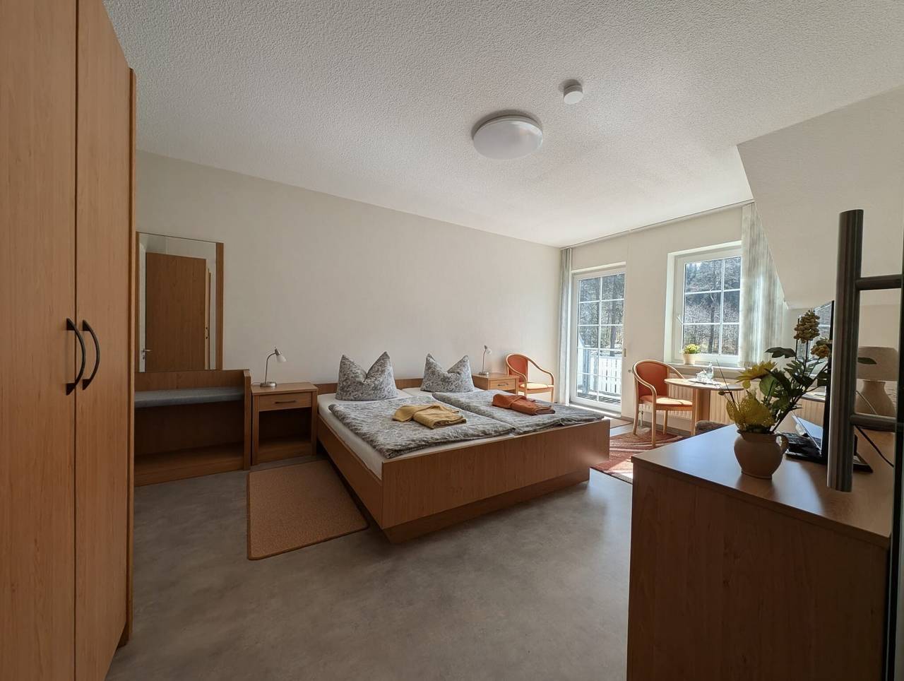 Apartment im Hotel 'Pensionszimmer 24 qm mit Balkon' mit Gemeinschaftsgarten, Balkon & Wlan in Schmiedefeld am Rennsteig, Rennsteig