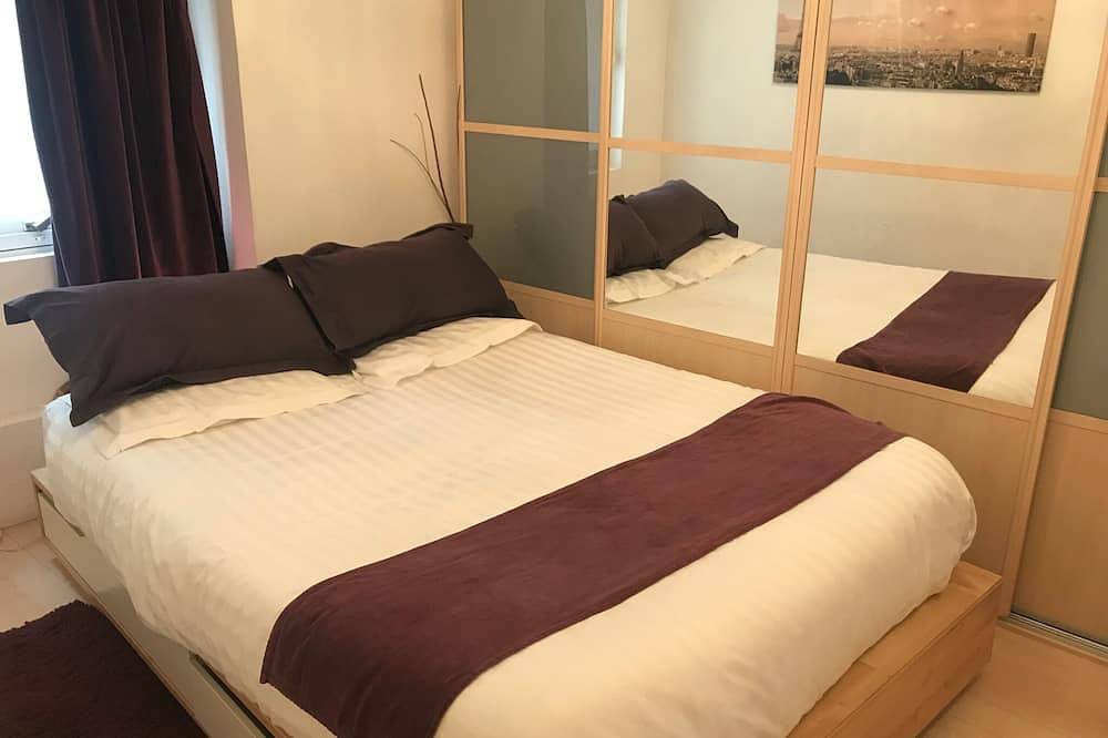 Entire apartment, Charming apartment with terrace, steps from Notre-Dame in Paris, Ile de France