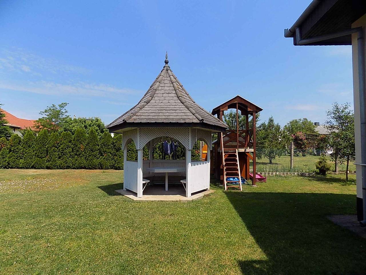 Ganze Ferienwohnung, Ferienwohnung mit Kinderspielplatz, Sandkasten und Planschbecken  in Gyenesdias, Balaton Hochland Nationalpark