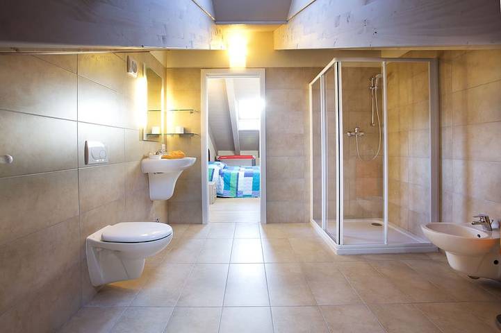 Ganze Wohnung, Dorfzentrum, Pool-Apartment mit Seeblick. Kein Auto erforderlich, da Bus / Fähre in der Nähe in Lenno, Gemeinde Tremezzina