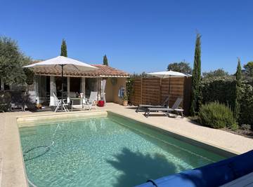 Gîte pour 2 personnes, avec terrasse ainsi que piscine et jardin dans les Bouches-du-Rhône