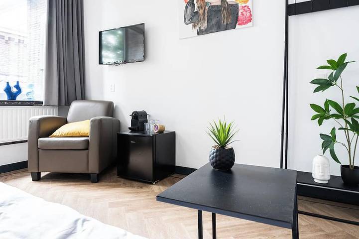 Ganze Wohnung, Entspannen Sie sich in einem modernen, neu renovierten Einzelzimmer in günstiger Lage im Zentrum von in Tilburg, Nordbrabant