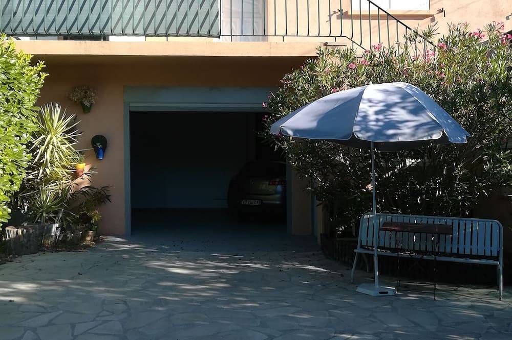 Entire apartment, Apartment with garden and garage Meyrargues. Stays of up to 7 days. in Meyrargues, Aix-en-Provence region
