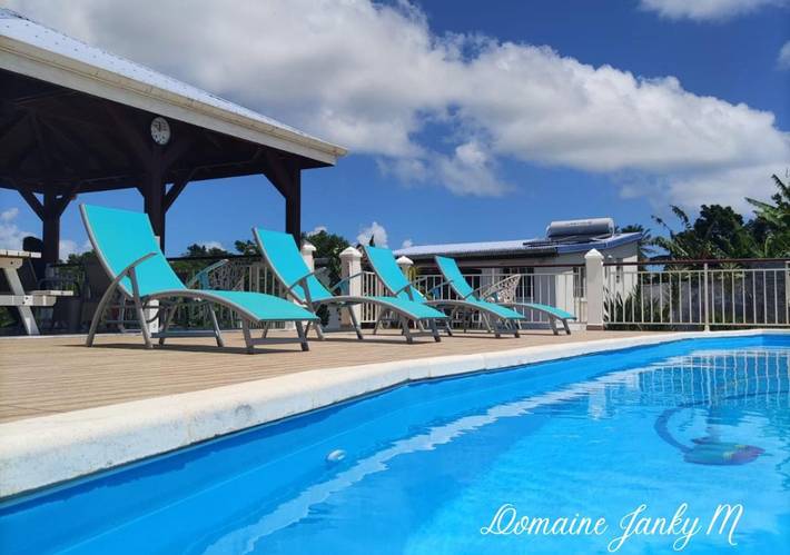 Maison d’hôte pour 3 personnes, avec jacuzzi et jardin ainsi que piscine et bassin pour enfant, adapté aux familles