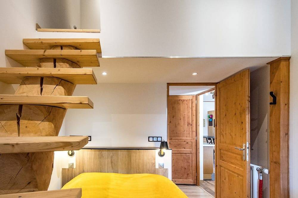 Entire apartment, 220m² apartment with terrace, for 14 people in Saint-Jean-de-Maurienne, Saint-Jean-de-Maurienne region