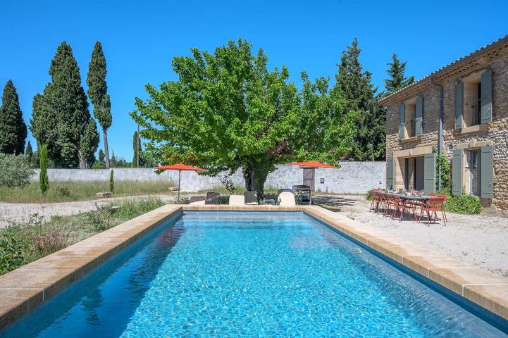 Location de vacances pour 10 personnes, avec piscine et jardin à Travaillan