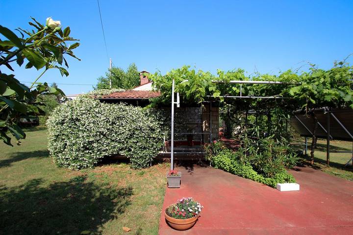 Kleine Casita nur 200 Meter zum Strand mit Garten und Grill in plaža Zambratija, Zambratija