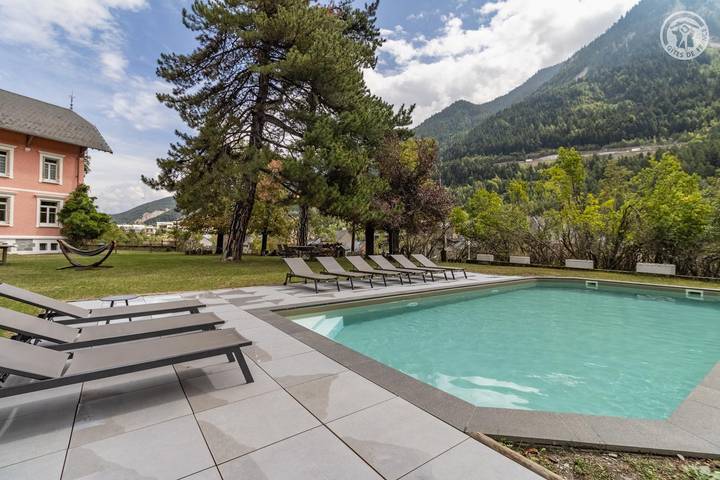 Gîte pour 15 personnes, avec terrasse ainsi que piscine et jardin, animaux acceptés