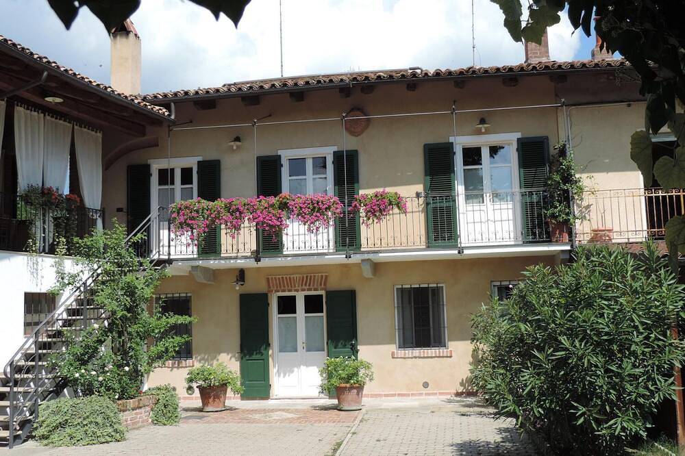 Appartamento intero, Isolato in collina con terrazzo balcone fra arte romanica, quiete  e natura in Cocconato, Provincia d'Asti