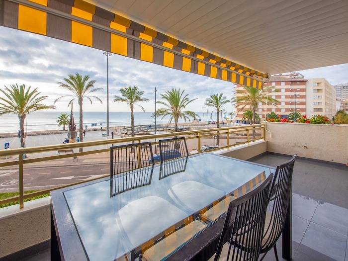 Apartamento vacacional entero, R114 Apartament Beachfront Ca la Laura in Calafell, Costa Dorada