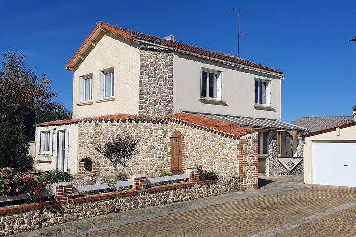 Location de vacances pour 12 personnes, avec jardin à Saint-Mars-la-Réorthe