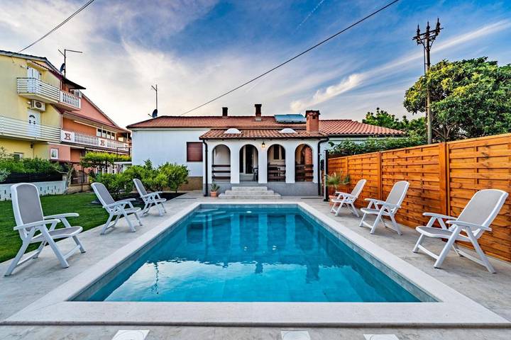 Villa für 6 Personen, mit Garten und Pool sowie Terrasse und Ausblick in Fazana