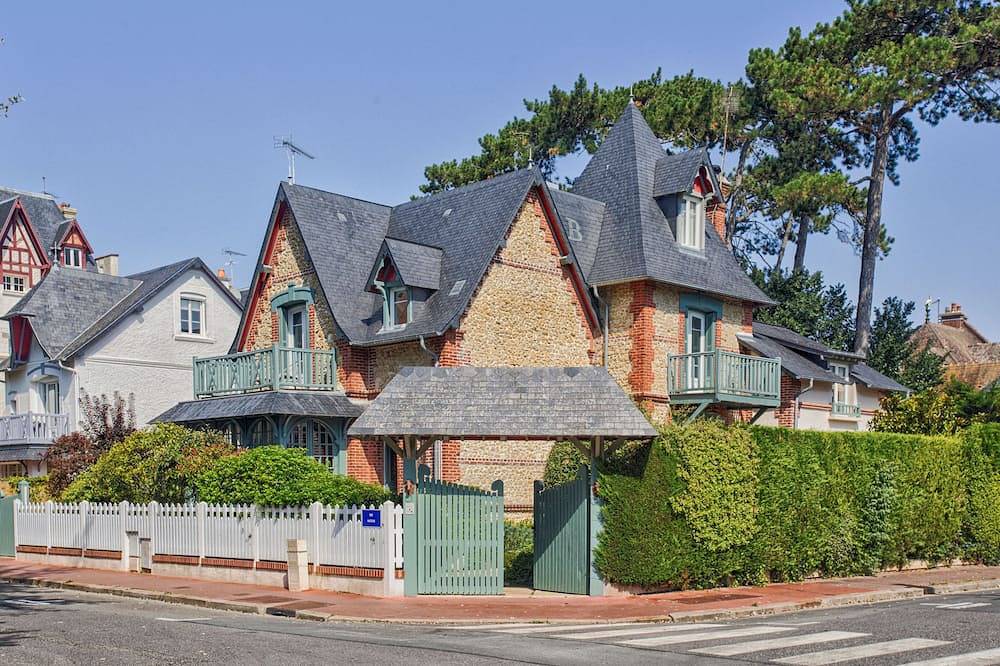 Villa Deauvillaise à 5 mn de la plage typique de Normandie in Deauville, Région de Lisieux